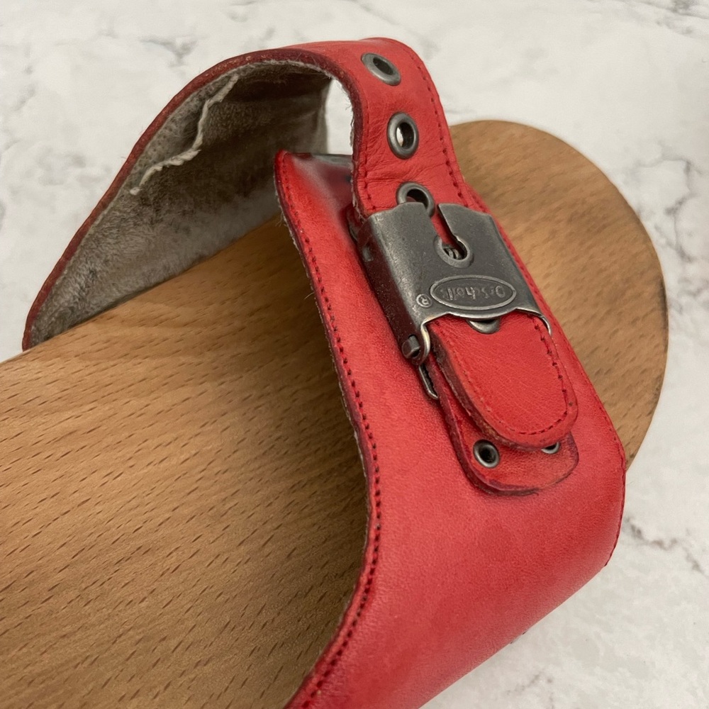 Red Dr. Scholl’s wood exercise sandals, size 8